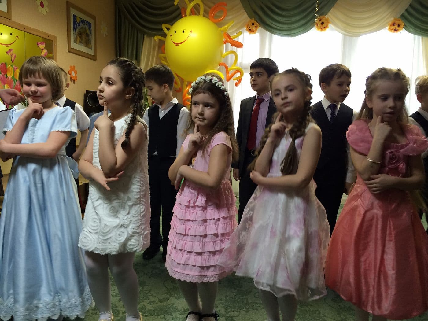 Праздник в нарядных платьях