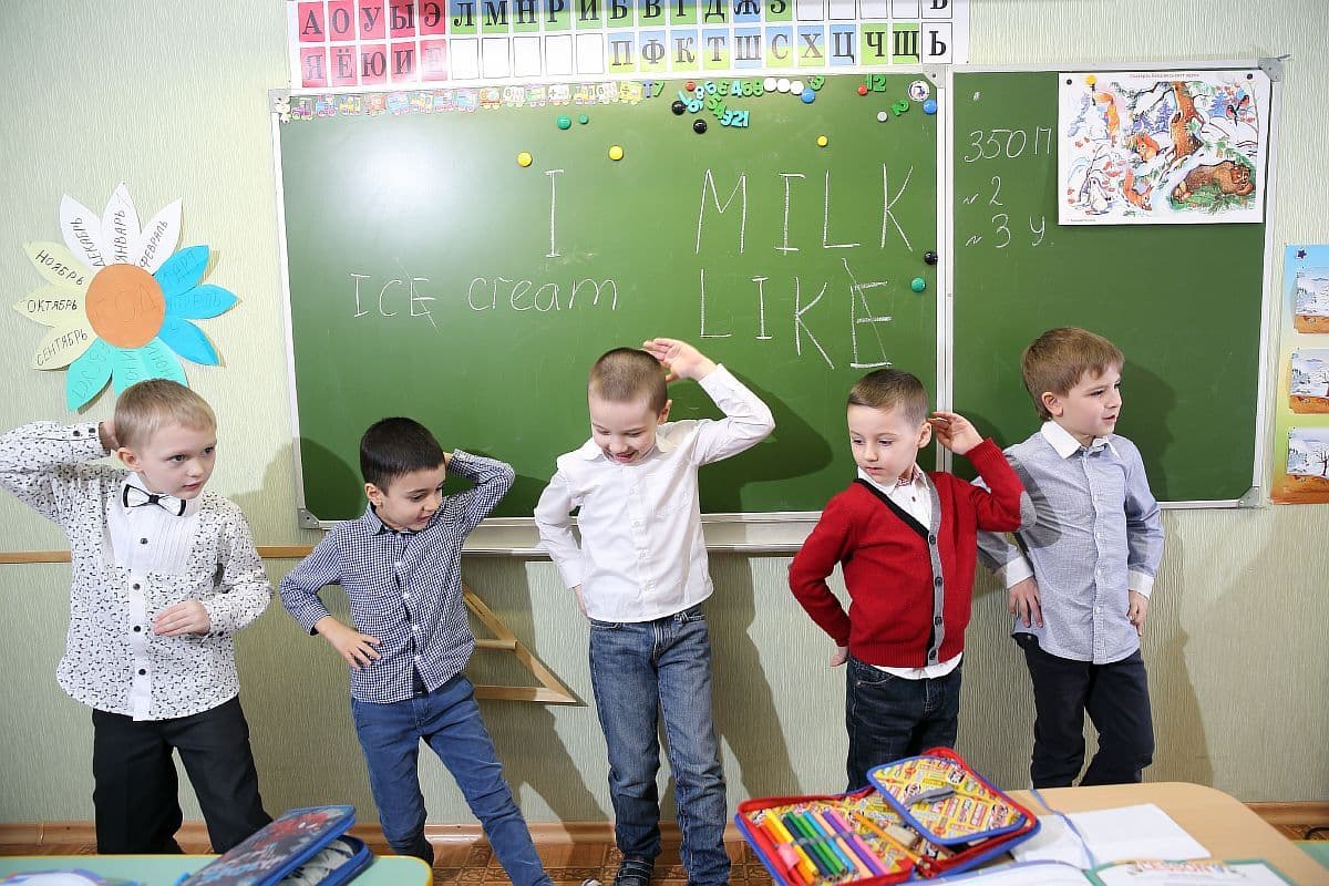 Ученики у доски на уроке английского