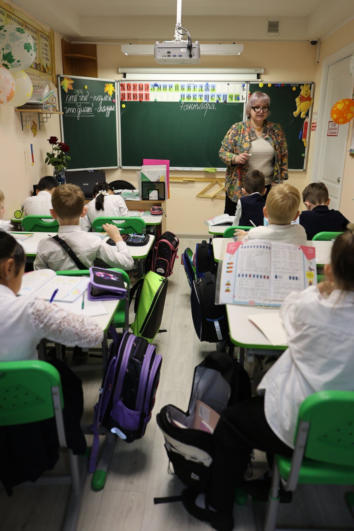 Урок в начальной школе: учительница у доски