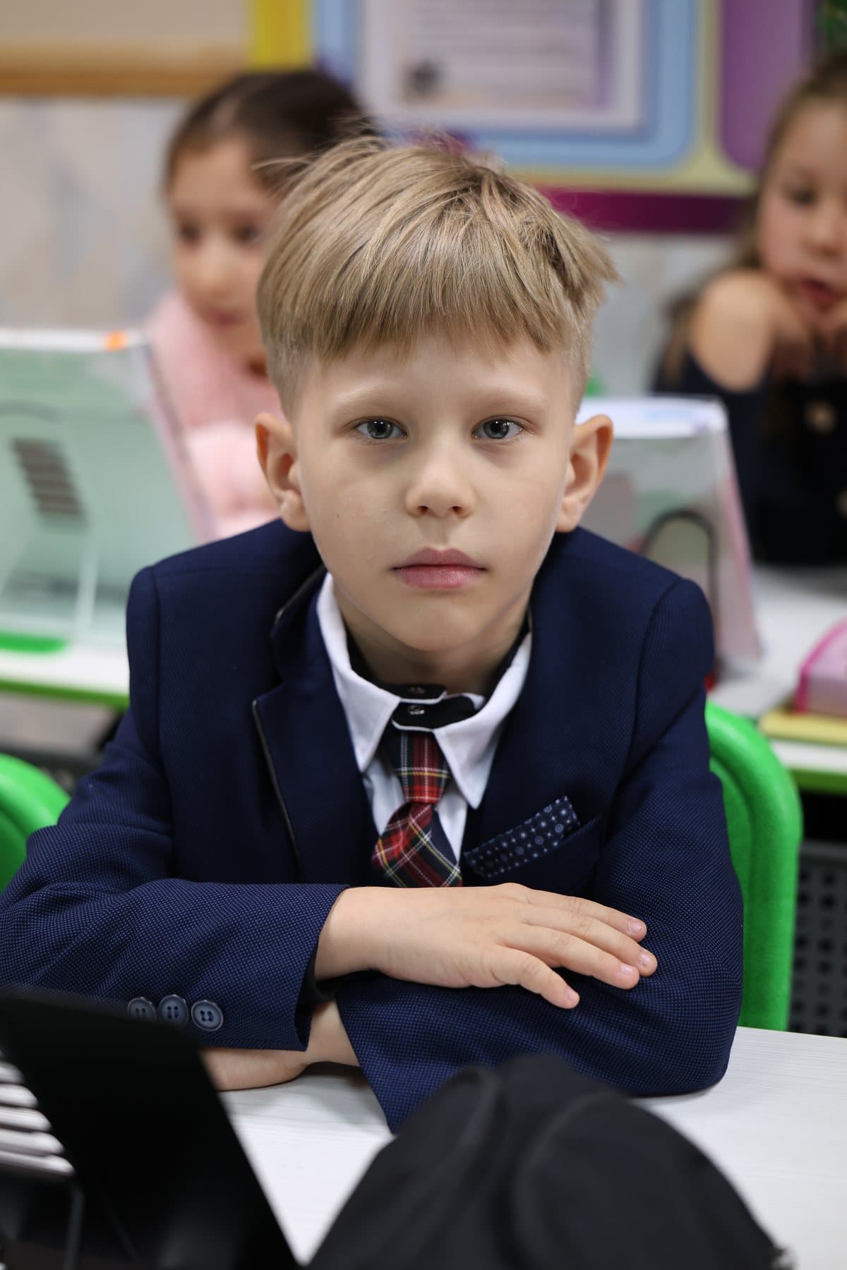 Ученик в пиджаке и галстуке на уроке