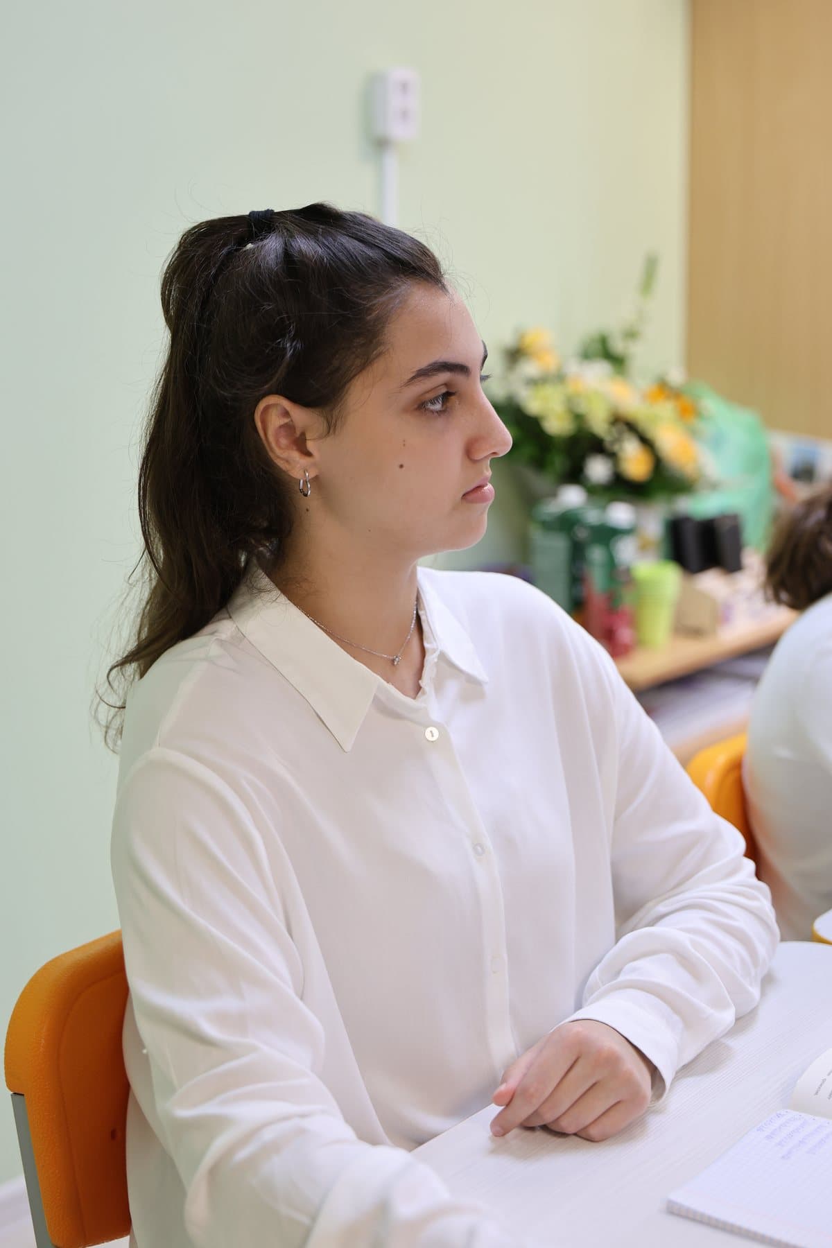 Старшеклассница на уроке в классе